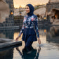 Aria Peplum Burkini Damen Navy – Poolansicht im Sonnenuntergang