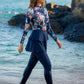 Aria Peplum Burkini Damen Navy Blumenmuster – Strandansicht