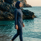 Frau im marineblauem Burkini am Strand – Sofia Modest Swim